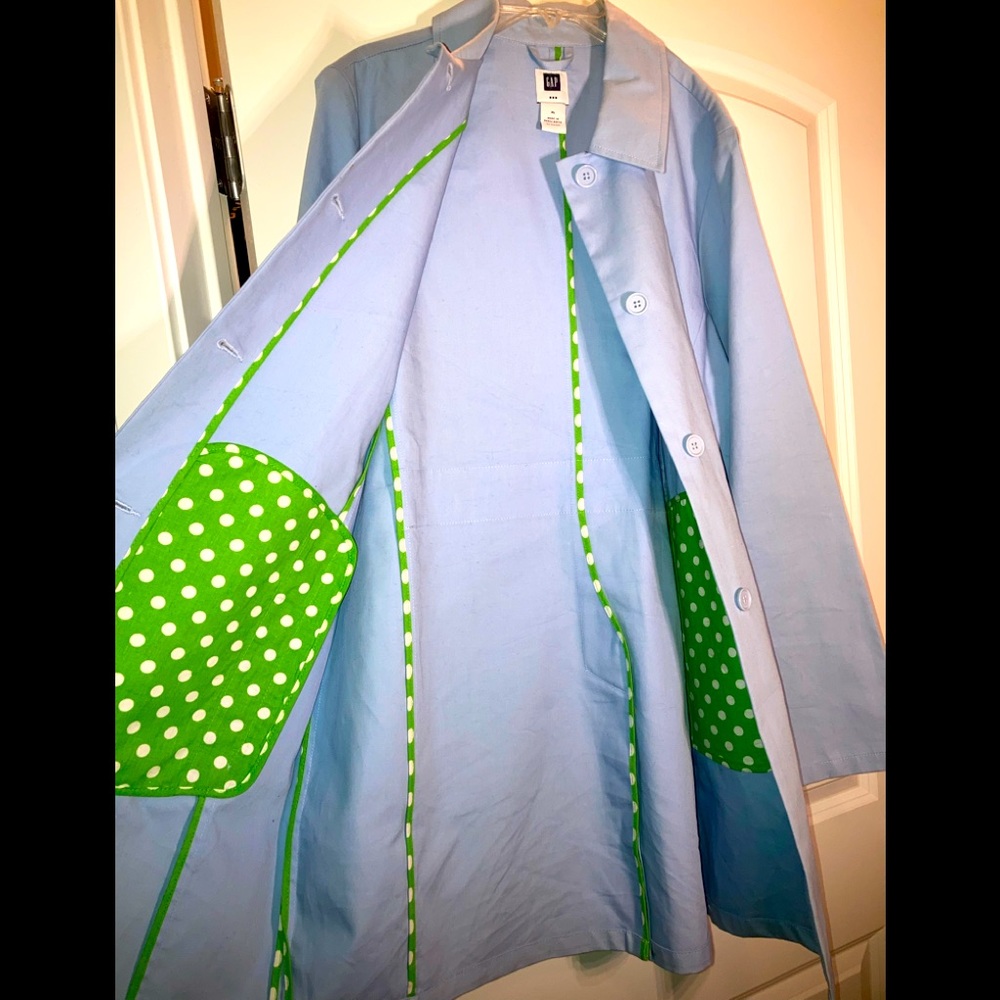 Gap Women’s light coat with front buttons and cute contrast lining, Size XL
